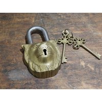 Löwenschloss Aus Messing Oder Bronze Und Grünspan Löwenschloss Aus Messing Oder Bronze Und Grünspan von Darwinworkshop