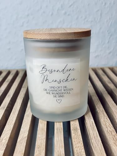 Handgemachte Sojawachs Kerze im Glas mit Holzdeckel und besondere Menschen sind oft die, die garnicht wissen, wie wundervoll sie sind von Das Glückswerk