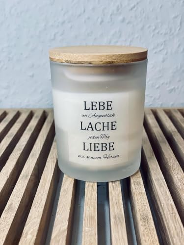 Handgemachte Sojawachs Kerze im Glas mit aholzdeckel und Aufschrift lebe im Augenblick, lache jeden Tag und liebe von ganzem herzen von Das Glückswerk