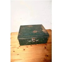 Alte Metallkiste Patina Geldkasette Vintage Schließfach von DasEmporium