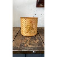 Filigran Geflochtener Runder Korb Vintage von DasEmporium