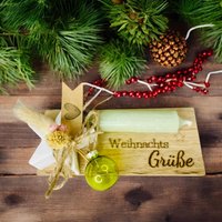 Kerze Mit Kerzenständer Auf Kleinem Brett Weihnachts Grüße Und Weihnachtskugel Verpackt von DasGlueckswerk