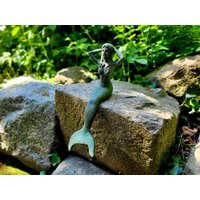 Große Gusseiserne Figur "Meerjungfrau" Kantenhocker Grün Teichdeko 1, 2Kg Schweres Gusseisen Maritime Gartendeko Fensterbankdeko von DasLandhus