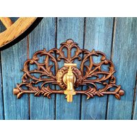 Große Gusseiserne Wandplatte Mit Wasserhahn Aus Messing 37x20cm Wandornament Vintage Hauswanddeko von DasLandhus