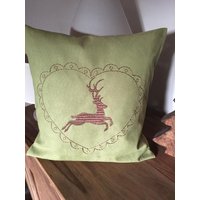 Besticktes Kissen "Hirsch" Besticktes Kissen "Hirsch" von DasNaehkaestchenShop