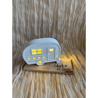 Mit Lichterkette Beleuchteter Wohnwagen Mit Spruch Aus Keraflott Gegossen | Raysin Beleuchtete Tischdeko Geschenk Camper| Mitbringsel Mit Lichterkette Beleuchteter Wohnwagen Mit Spruch Aus Keraflott Gegossen | Raysin Beleuchtete Tischdeko Geschenk Camper| Mitbringsel von DasPlotterLieschen