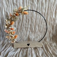stehender Trockenblumenkranz | Aufsteller Blumenkranz Geschenk Deko Mitbringsel Blumen Schleierkraut Schriftzug Orange von DasPlotterLieschen