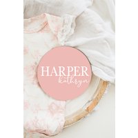 Baby Mädchen Runde Holz Name Zeichen Aus Personalisierte Neugeborene Ankündigung Benutzerdefinierte Kinderzimmer Dekor von DashingFoxCo