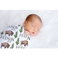 Büffel Personalisierte Baby Name Swaddle Decke Geschenk Benutzerdefinierte Coming Home Gender Neutral Krankenhaus Shower von DashingFoxCo