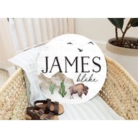 Buffalo Baby Name Zeichen Runde Aus Holz Personalisierte Neugeborene Ankündigung Benutzerdefinierte Bison Wüste Kinderzimmer Dekor von DashingFoxCo