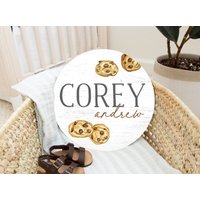 Cookie Baby Name Zeichen Runde Aus Holz Personalisierte Neugeborene Ankündigung Benutzerdefinierte Chocolate Chip Kinderzimmer Dekor Craving von DashingFoxCo