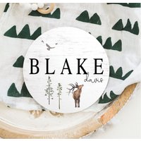 Deer Baby Namensschild Rund Aus Holz Personalisierte Name Neugeborene Ankündigung Benutzerdefinierte Rustikale Abenteuer Forrest Kinderzimmer von DashingFoxCo