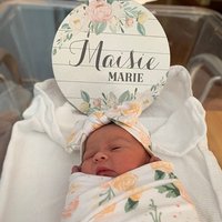 Floral Baby Mädchen Runde Holz Name Zeichen Aus Personalisierte Neugeborene Ankündigung Benutzerdefinierte Kinderzimmer Dekor von DashingFoxCo