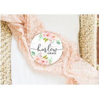 Floral Baby Mädchen Runde Holz Name Zeichen Aus Personalisierte Neugeborene Ankündigung Benutzerdefinierte Kinderzimmer Dekor von DashingFoxCo