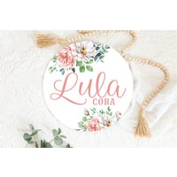 Floral Baby Mädchen Runde Holz Name Zeichen Aus Personalisierte Neugeborene Ankündigung Benutzerdefinierte Kinderzimmer Dekor von DashingFoxCo