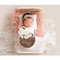 Floral Baby Mädchen Runde Holz Name Zeichen Aus Personalisierte Neugeborene Ankündigung Benutzerdefinierte Kinderzimmer Dekor von DashingFoxCo