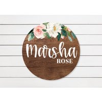 Floral Runde Holz Baby Name Zeichen Aus Personalisierte Neugeborene Ankündigung Benutzerdefinierte Kinderzimmer Dekor Mädchen von DashingFoxCo
