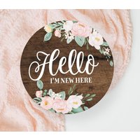 Hello World Blumen Baby Girl Runde Holz Zeichen Aus Personalisierte Name Neugeborene Ankündigung Benutzerdefinierte Kinderzimmer Dekor Hello World Blumen Baby Girl Runde Holz Zeichen Aus Personalisierte Name Neugeborene Ankündigung Benutzerdefinierte Kinderzimmer Dekor von DashingFoxCo