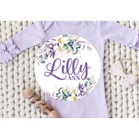 Lilie Blumen Baby Mädchen Runde Holz Namensschild Aus Personalisierte Name Neugeborene Ankündigung Benutzerdefinierte Kinderzimmer Zeichen Dekor von DashingFoxCo