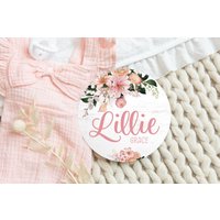 Lilie Blumen Baby Mädchen Runde Holz Namensschild Aus Personalisierte Name Neugeborene Ankündigung Benutzerdefinierte Kinderzimmer Zeichen Dekor von DashingFoxCo