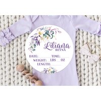 Lilie Blumen Geburt Stats Runde Holz Baby Namensschild Personalisierte Name Neugeborene Ankündigung Hello World Fresh 48 von DashingFoxCo
