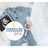 Mond Und Sterne Baby Name Zeichen Runde Aus Holz Personalisierte Neugeborene Ankündigung Benutzerdefinierte Kinderzimmer Dekor von DashingFoxCo