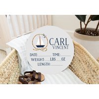 Nautical Birn Stats Runde Holz Baby Namensschild Aus Personalisierte Name Neugeborene Ankündigung Kinderzimmer Zeichen Dekor Hallo Welt Segelboot von DashingFoxCo