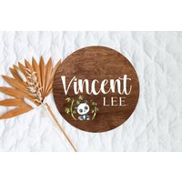 Panda Runde Holz Baby Namen Zeichen Aus Personalisierte Name Neugeborene Ankündigung Benutzerdefinierte Bär Kinderzimmer Dekor von DashingFoxCo