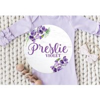Violet Blumen Baby Mädchen Runde Holz Namensschild Aus Personalisierte Name Neugeborene Ankündigung Benutzerdefinierte Kinderzimmer Zeichen Dekor Violet Blumen Baby Mädchen Runde Holz Namensschild Aus Personalisierte Name Neugeborene Ankündigung Benutzerdefinierte Kinderzimmer Zeichen Dekor von DashingFoxCo