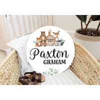 Woodland Baby Namensschild Runde Hölzerne Personalisierte Name Neugeborene Ankündigung Benutzerdefinierte Rustikale Tiere Kinderzimmer Zeichen Dekor von DashingFoxCo