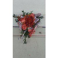 Herzförmiges Grabgesteck Für Den Winter Aus Künstlichen Blüten Und Naturmaterialien von DaskunterbunteSchaf