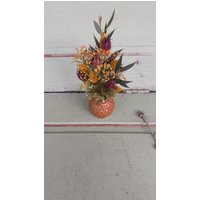 Tischdekoration Aus Trockenblumen, Kleiner Strauß Mit Farblich Passender Vaswe von DaskunterbunteSchaf