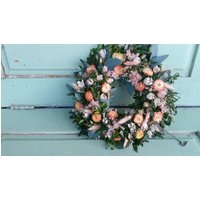 Zarter Blütenkranz in Der Farbpalette Beige, Lachsfarben Und Orange Als Schöner Türschmuck Oder Tischkranz von DaskunterbunteSchaf