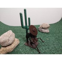 Mann Mit Sombrero Metall Figur Ruhend Auf Kaktus von DavalosWorkshop