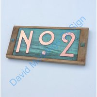 Kupfer Metall Straßenschild Im Mission Mackintosh Stil Kupfer Mit Eichenrahmen, Präfix "No' Gefolgt Von 1x 3"/75 Mm Oder 4"/100 High Hug von DavidMeddingsDeSign