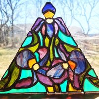 Irises Dreieckige Buntglas Akzentlampe Irises Dreieckige Buntglas Akzentlampe von DavidMiguelStudio