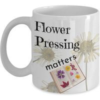 Blume Drücken Kaffeebecher, Für Scrapbookers Und Decoupage Hobbyisten, Pressen Angelegenheiten, Keramik 11Oz Oder 15Oz Teetasse von DawnDesignz2023