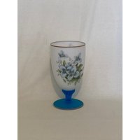 Norleans Italy Satin Milchglas Vase Mit Blauer Iris Und Blauem Sockel von Daysharvu