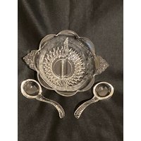 Vintage Geteilte Servierschale Aus Pressglas Mit Glaslöffeln von Daysharvu