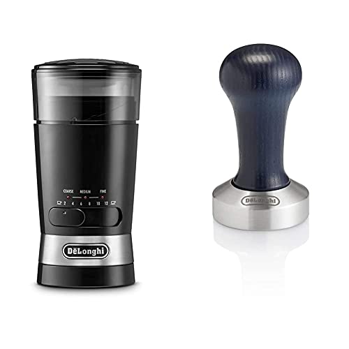 De'Longhi Kaffeemühle KG210 – elektrische Mühle für ganze Kaffeebohnen, Gewürze und Nüsse, 170 Watt, Kunststoff, Schwarz & DLSC058 Kaffee-Tamper aus Edelstahl mit Holzgriff, blau/silber von De'Longhi