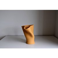Handgemachte Keramikvase in Wellenform von DeBarroCeramics