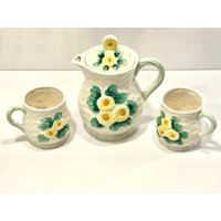 Vintage 1960Er Jahre 3-Teilige Weiße Korbgeflecht Und Gelbe Gänseblümchen-Teekanne + Tassen von DeMarsVintage