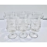 Vintage Signierte Neiman Monitors Weihnachtsbecher, 7Er Set, Exquisites Klarglas Stemware Set Mit Geätztem Weihnachtsbaum-Design, Selten Vintage Signierte Neiman Monitors Weihnachtsbecher, 7Er Set, Exquisites Klarglas Stemware Set Mit Geätztem Weihnachtsbaum-Design, Selten von DeMarsVintage