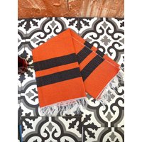 Hand Loomed Modernes Gestreiftes Handtuch Orange Und Schwarz von DeNuevoVintage