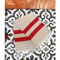 Hand Loomed Modern Gestreiftes Handtuch Natur Und Rot von DeNuevoVintage