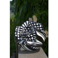 Große Rosenskulptur Aus Beton Mit Harlekinmuster in Schwarz Und Weiß. Bezaubernde Gartendekoration Oder Eyecatcher Für Bad Wohnung von DePinhoArtworks