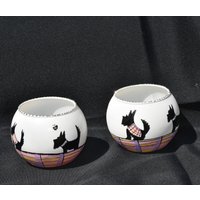 Süßer Teelichthalter Mit Scotch-Terrier - Motiven Und Pastell - Karomuster Bemalt. Halsbänder Glasränder Sind Silber-Glitzer Verziert von DePinhoArtworks