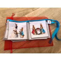 Wimpelkette Mit Peter Rabbit Und Familie von DebbiePatchworkLady