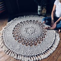 Runder Makramee-Teppich, Handgefertigt in Frankreich Runder Makramee-Teppich, Handgefertigt in Frankreich von Debeauxsouvenirs