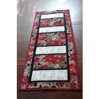 Weihnachtlicher Tischläufer, Gesteppter Weihnachtliche Tischdekoration von DebsAccents